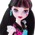 Промо-фото базовой куклы Дракулауры  «Welcome to Monster High»
