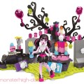 Промо-фото плейсета Mega Bloks Draculaura’s Birthday Party с  фигуркой Дракулауры